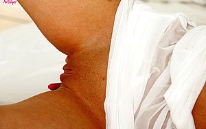 Platinum blonde with Monroe-esque get-up ends up masturbating